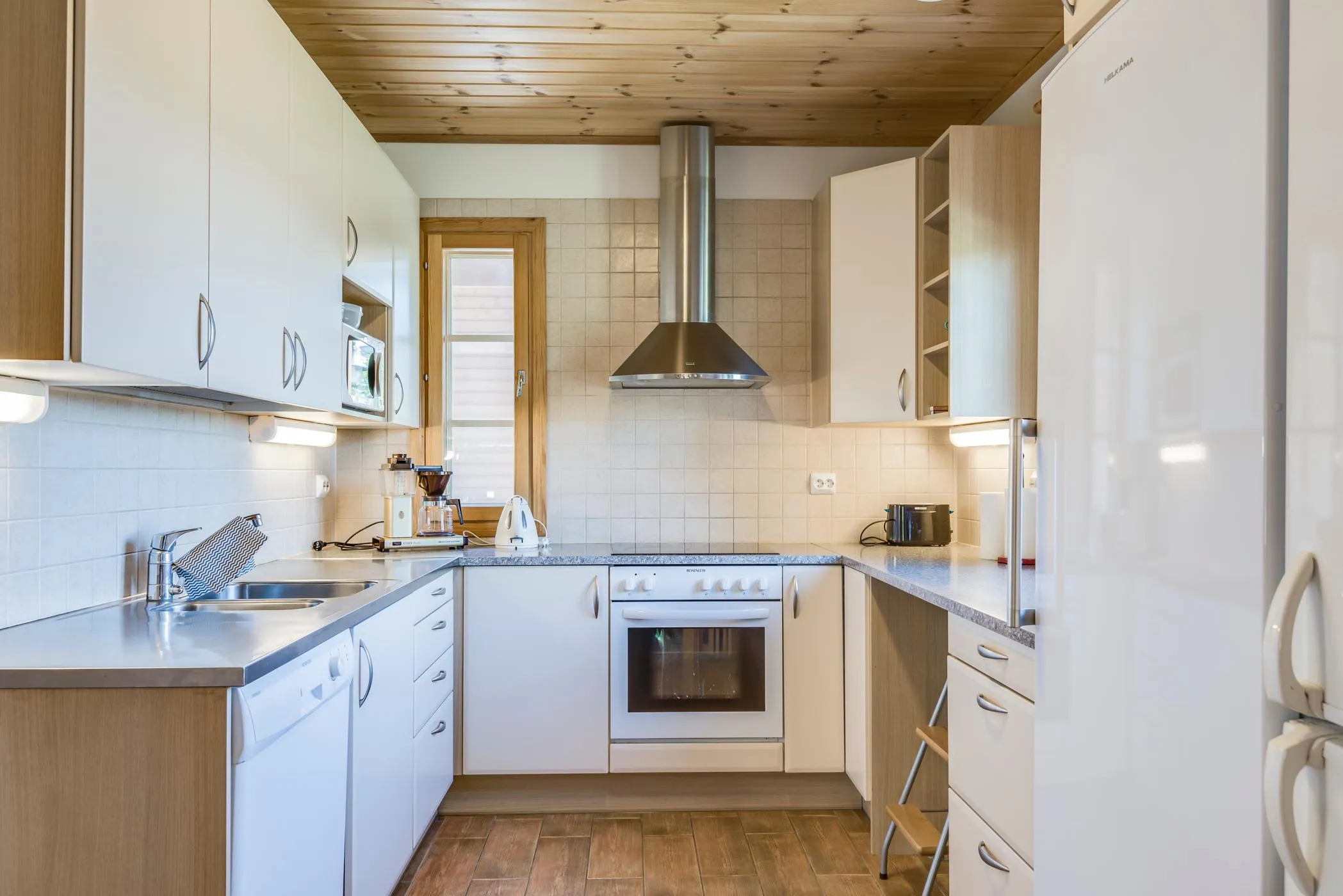 Villa Maakotka – oleskelu ja keittiö 9