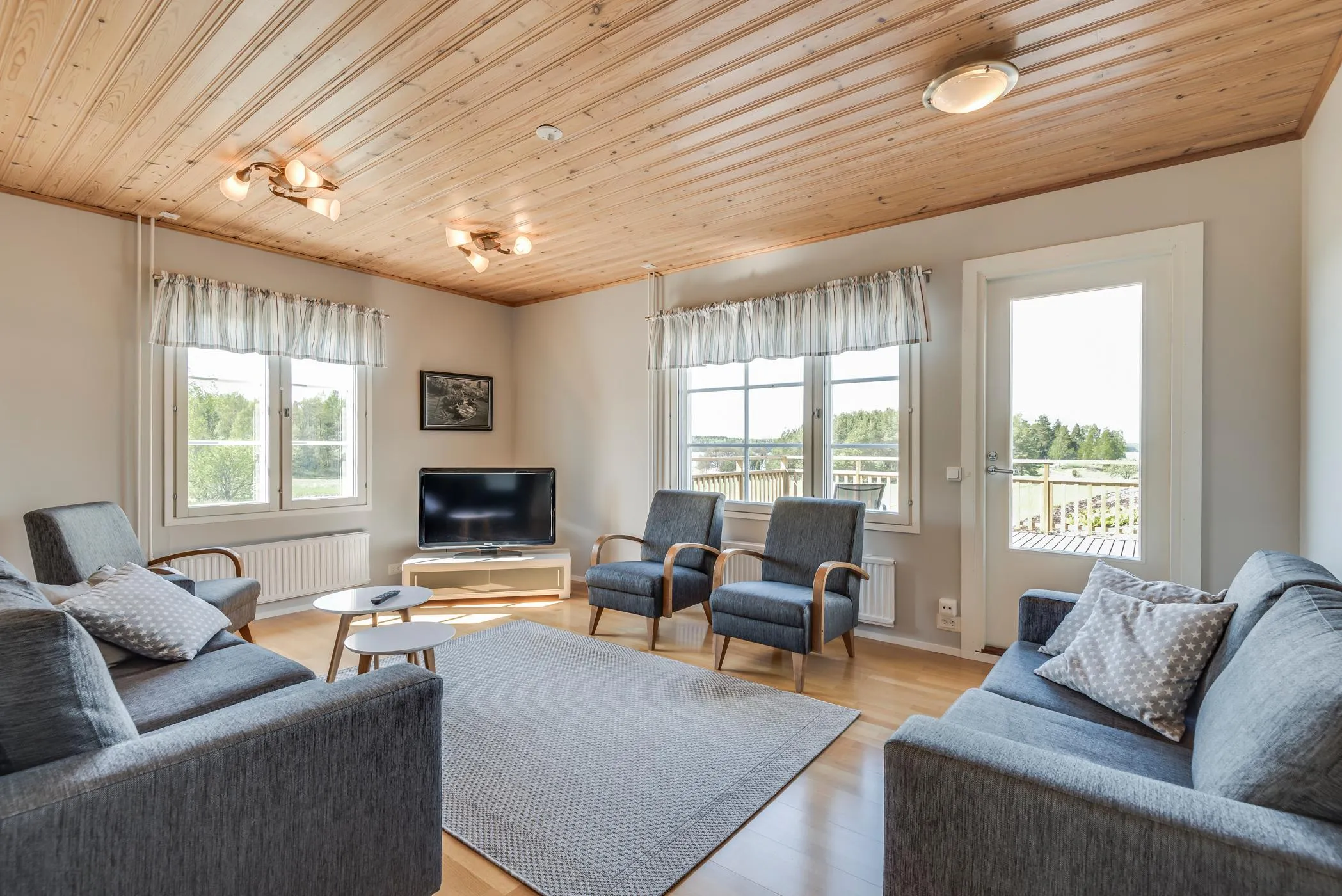 Villa Pääsky – oleskelu ja keittiö 1