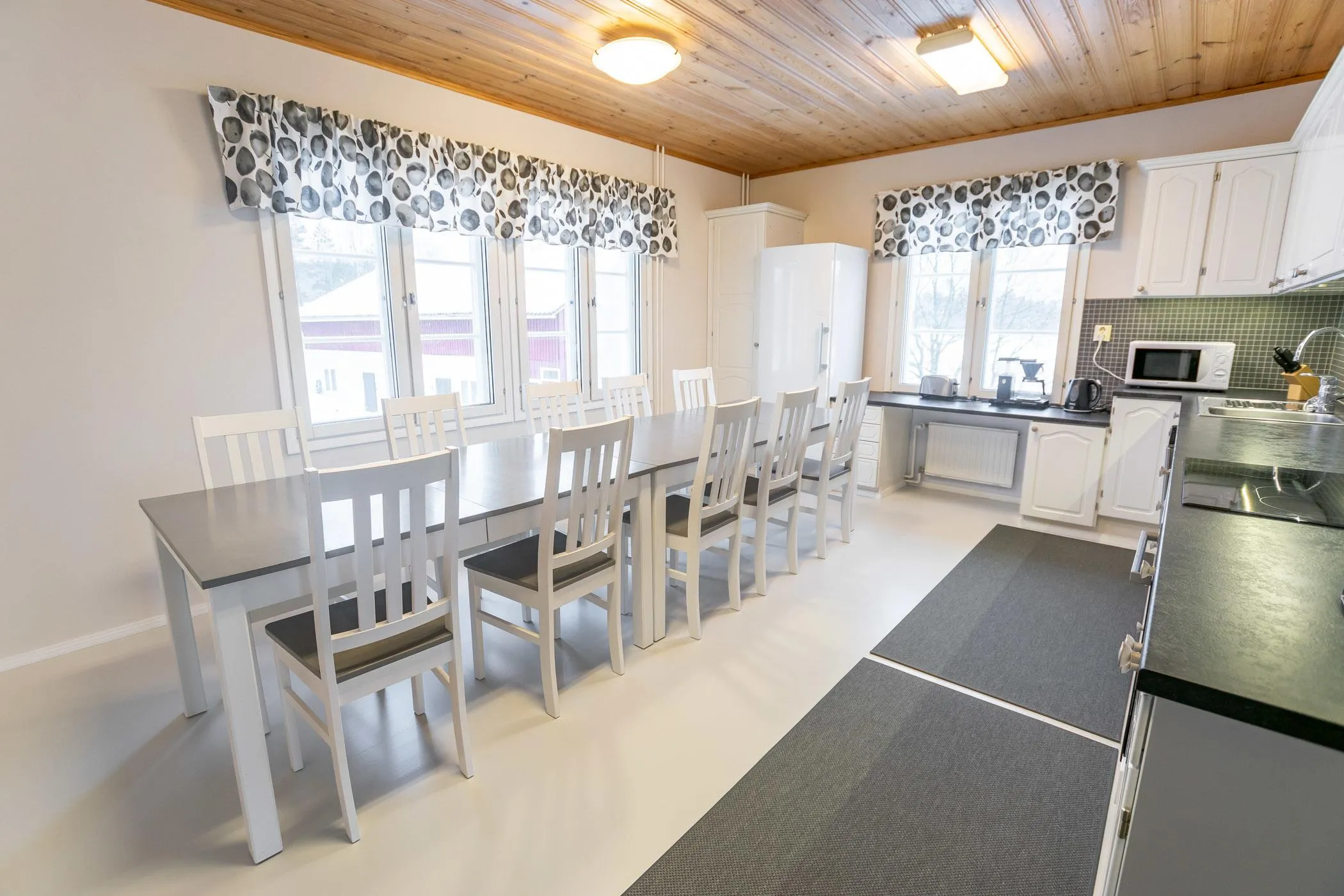 Villa Pääsky – oleskelu ja keittiö 3