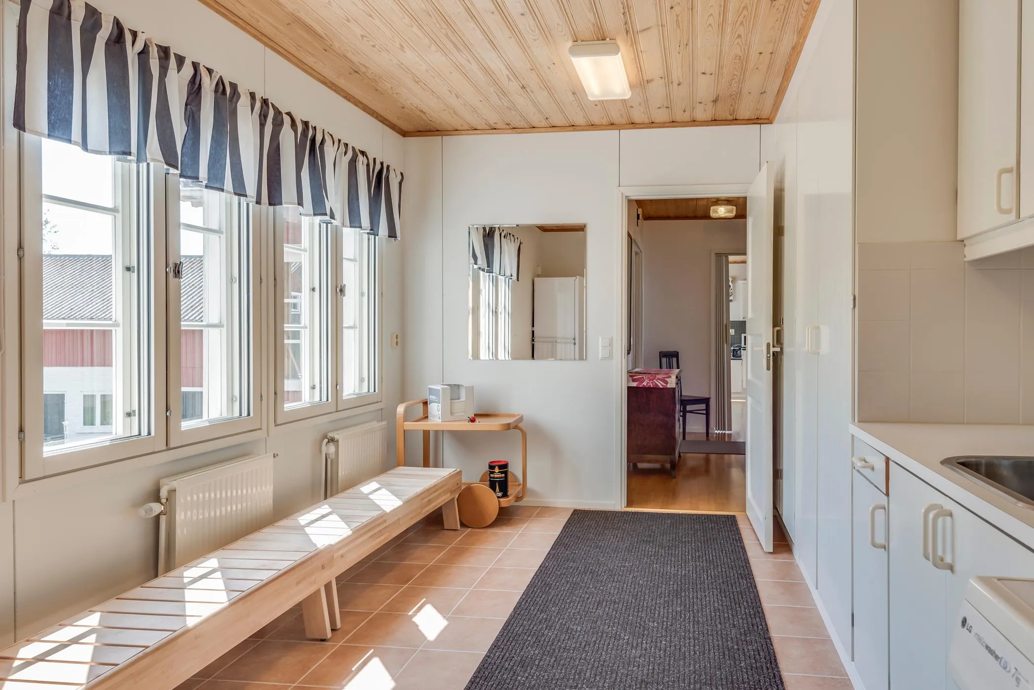 Villa Pääsky – oleskelu ja keittiö 5