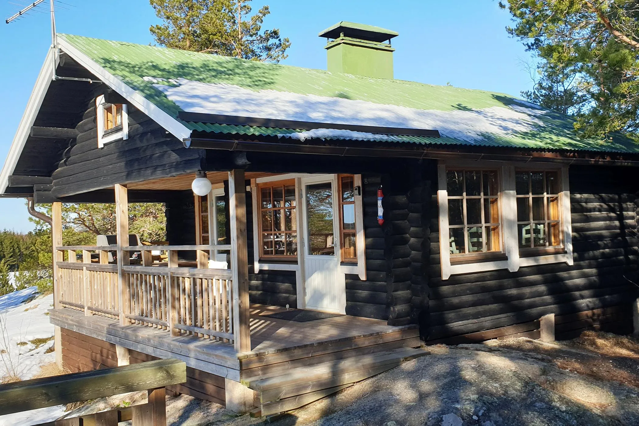 Kotkanpesä – mökki ulkoa 1